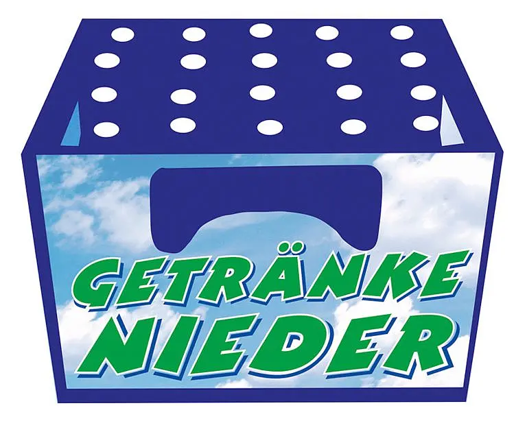 Eine blaue Getränkekiste mit der Aufschrift „GETRÄNKE NIEDER“ in grünen Buchstaben vor einem Hintergrund mit Wolken und blauem Himmel.